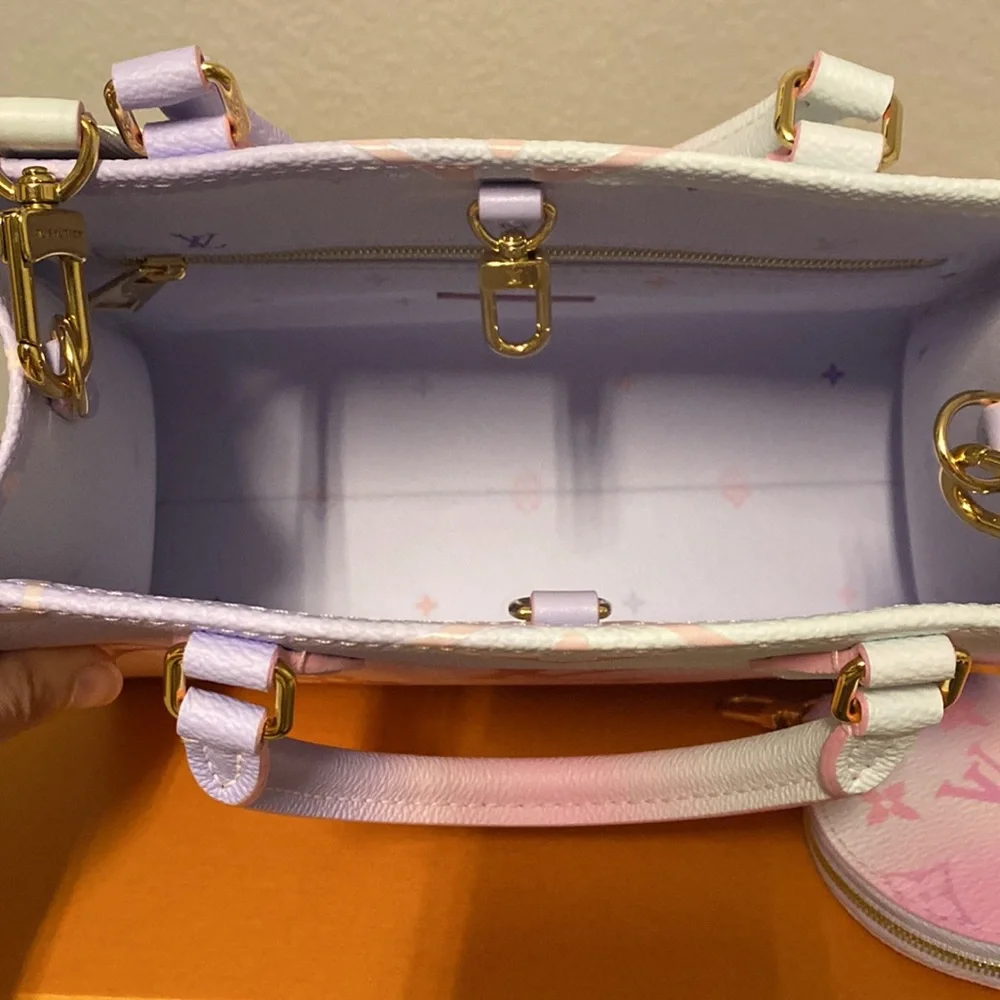 Louis Vuitton Sunrise Pastel Onthego PM - Picture 8 of 10